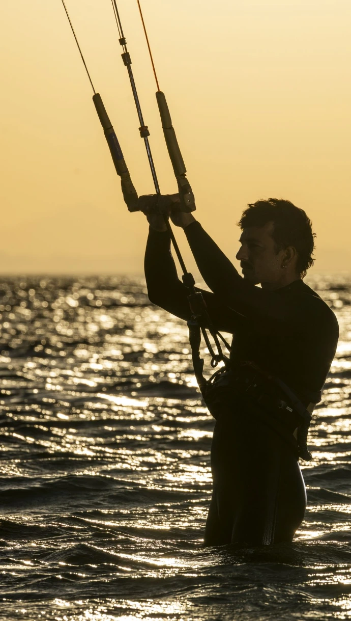 Kitesurfeur tenant une barre de kite